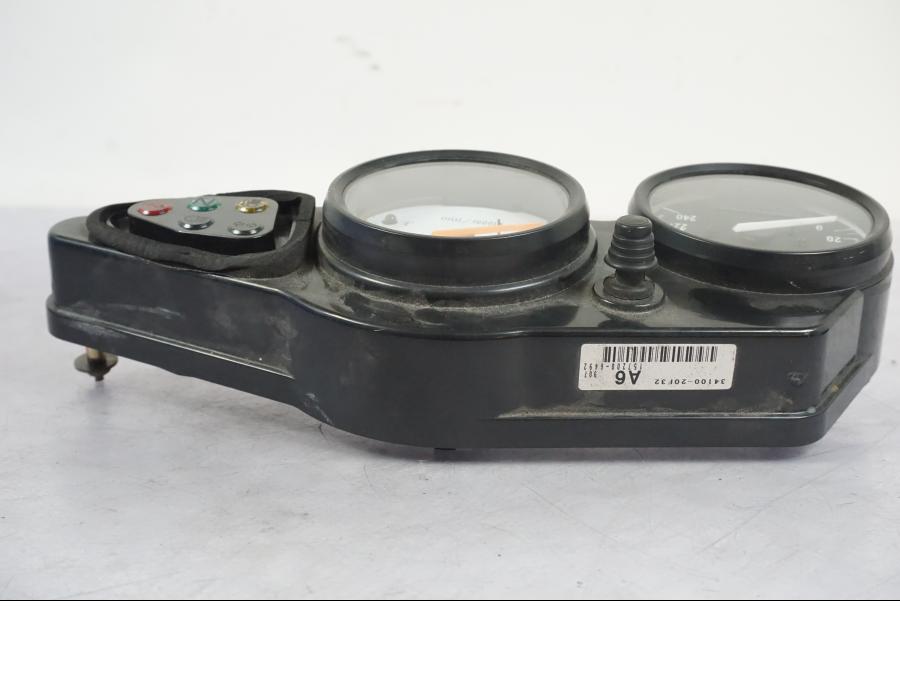 Vänster sida på <p>Instrumentpanel från Suzuki SV 650 S 2002.</p>

<p>Ett fäste är avbrutet men medföljer.</p>

<p>Bilden som visar "Bucklan" i plasten visar även spricka för ett fäste. Se bilder.</p> motorcykel.