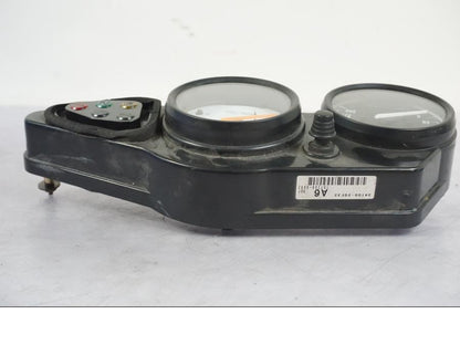 Vänster sida på <p>Instrumentpanel från Suzuki SV 650 S 2002.</p>

<p>Ett fäste är avbrutet men medföljer.</p>

<p>Bilden som visar "Bucklan" i plasten visar även spricka för ett fäste. Se bilder.</p> motorcykel.