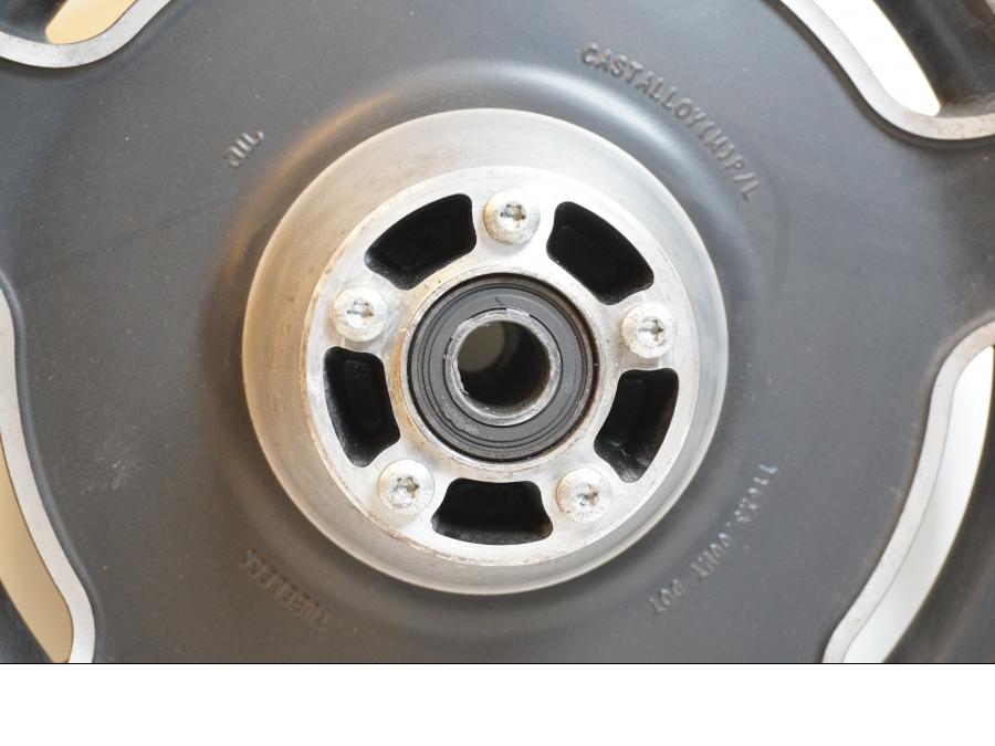 Baksidan på Fälg från en H-D Street Glide FLHX -2007 motorcykel.