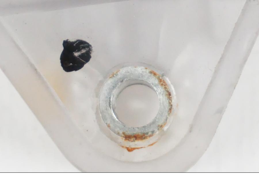 Baksidan på Vindrutefäste från en BMW F 650 CS -2002 motorcykel.