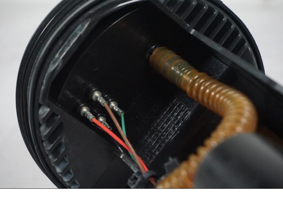 Baksidan på Bensinpump insprut från en BMW F 650 CS -2002 motorcykel.