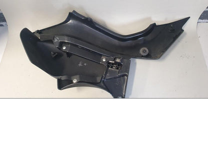 Baksidan på Sidopanel från en Suzuki M 1800 -2009 motorcykel.