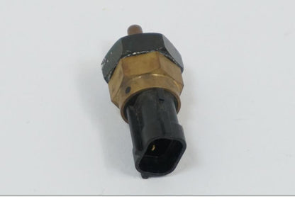 Snett uppifrån på Temperatursensor från en Kawasaki VN 1500 -2002 motorcykel.