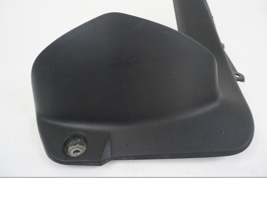 Vänster sida på Svingskärm från en Kawasaki ER-6F -2016 motorcykel.