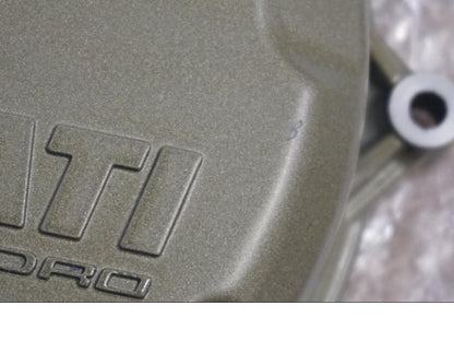 Snett nerifrån på Kopplingskåpa från en Ducati 1299 Panigale -2018 motorcykel.