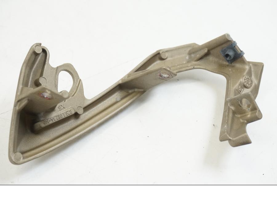 Vänster sida på Strålkastarfäste från en Ducati Streetfighter S -2011 motorcykel.