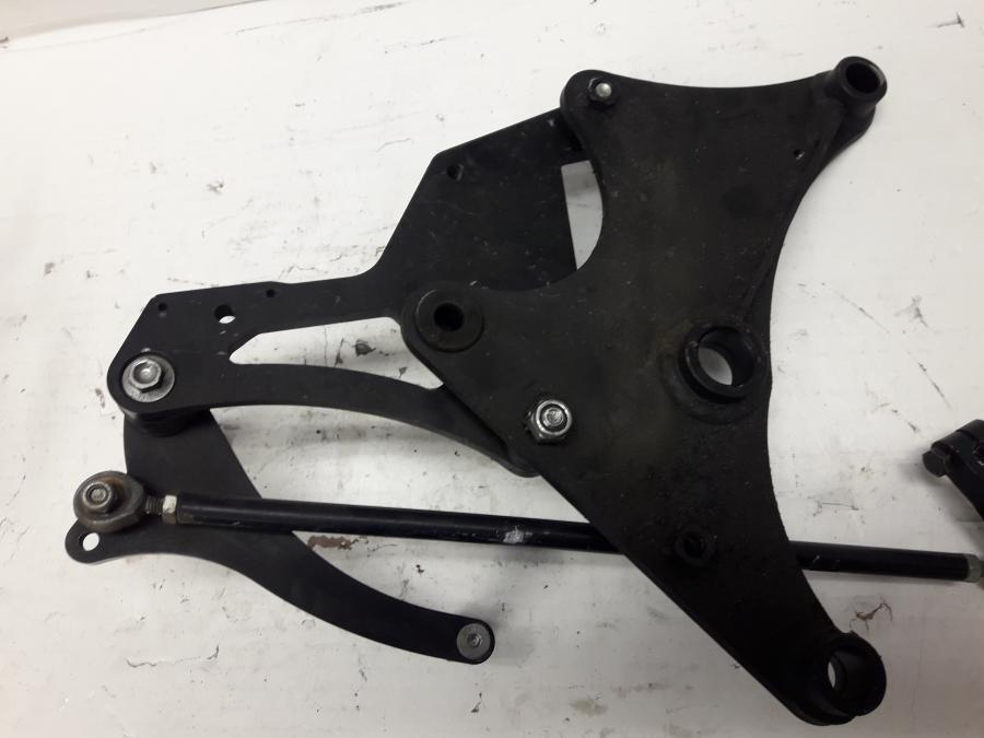 Snett nerifrån på Fotreglage från en Kawasaki ER-6N -2015 motorcykel.