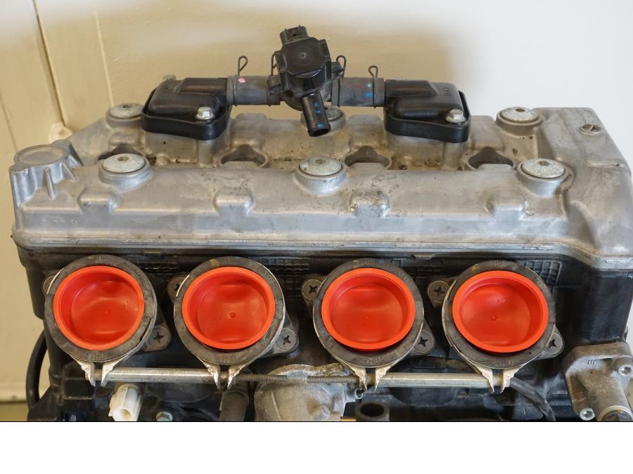 Snett nerifrån på Motor från en Suzuki GSX-S 1000 -2017 motorcykel.