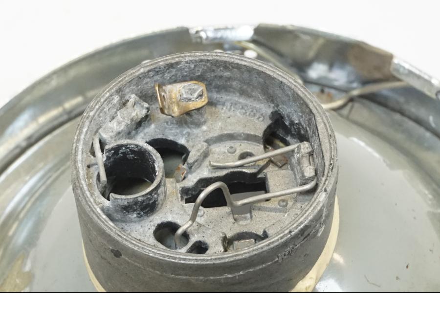 Snett nerifrån på Strålkastare från en Suzuki GSX-R 1100 -1989 motorcykel.