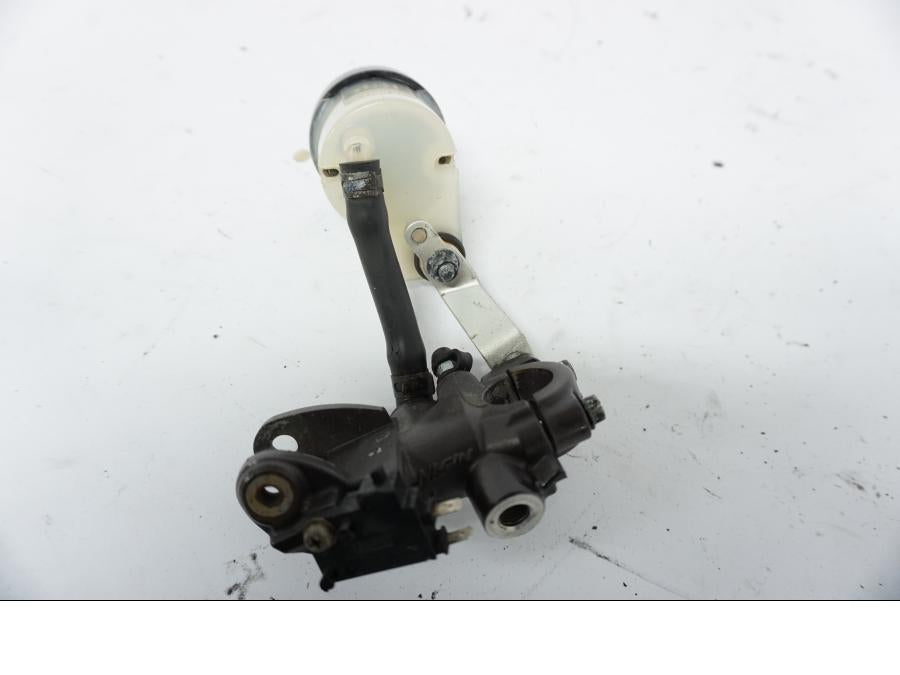 Snett nerifrån på Bromshuvudcylinder från en Honda CBR 1000 RR -2006 motorcykel.