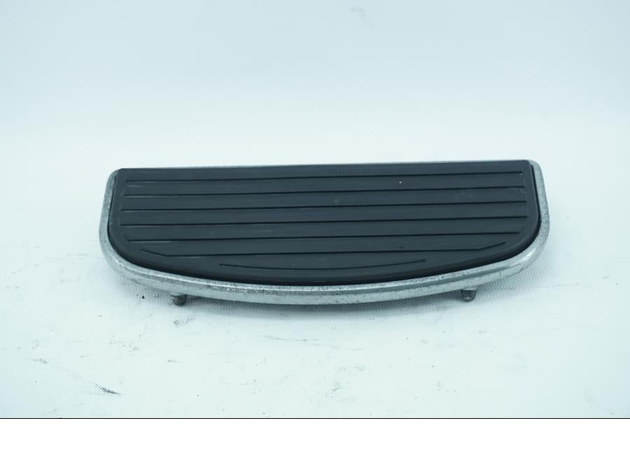 Framsidan på Fotplatta från en Kawasaki VN 1500 Classic Tourer -2001 motorcykel.