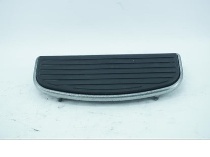 Framsidan på Fotplatta från en Kawasaki VN 1500 Classic Tourer -2001 motorcykel.