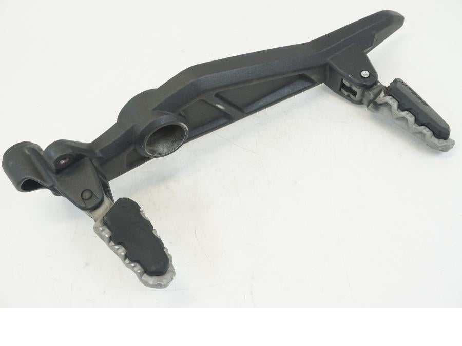 Framsidan på Fotpinnefäste från en Ducati Hyperstrada -2013 motorcykel.