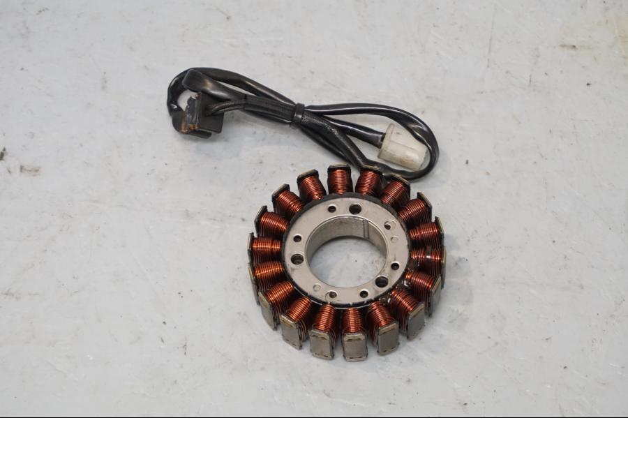 Framsidan på Generator från en Kawasaki VN 800 -2001 motorcykel.