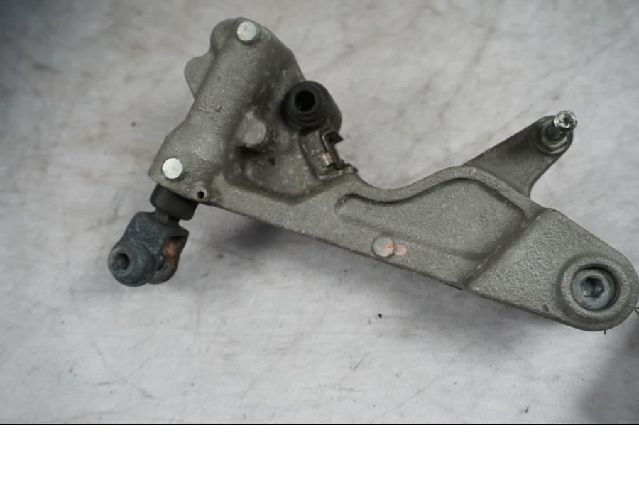 Vänster sida på Bromsoksfäste från en Honda XL 1000 V -2008 motorcykel.