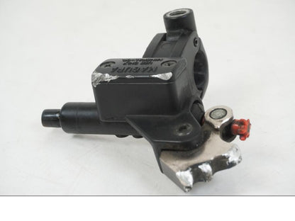 Höger sida på Kopplingshuvudcylinder från en KTM 990 SM -2009 motorcykel.