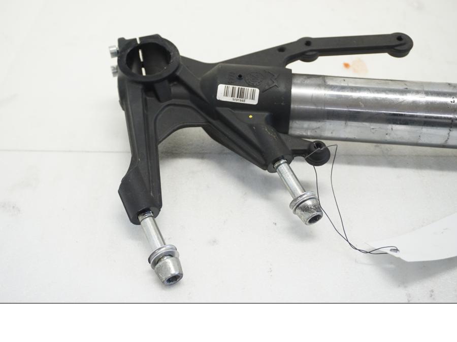 Höger sida på Gaffelben från en Ducati Multistrada 1158 V4 -2021 motorcykel.