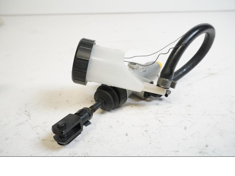 Baksidan på Bromshuvudcylinder från en BMW F 800 R -2011 motorcykel.