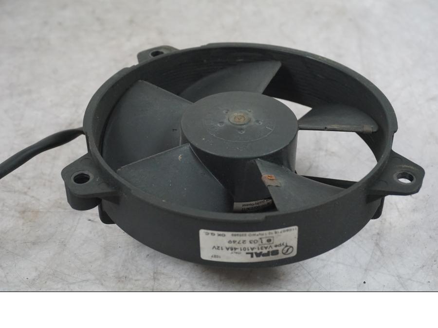 Vänster sida på Vattenkylfläkt från en Buell 1125 R -2008 motorcykel.