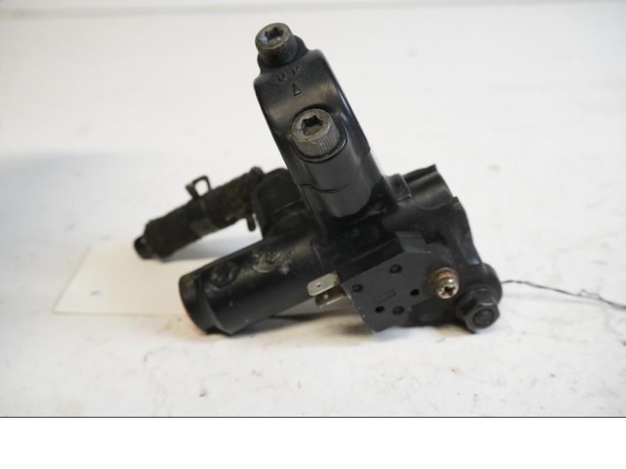 Höger sida på Bromshuvudcylinder från en Kawasaki ZX-6R -2002 motorcykel.