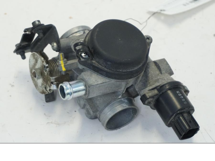 Vänster sida på Spjällhus från en Yamaha X-Max 250 -2016 scooter.