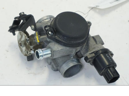 Vänster sida på Spjällhus från en Yamaha X-Max 250 -2016 scooter.