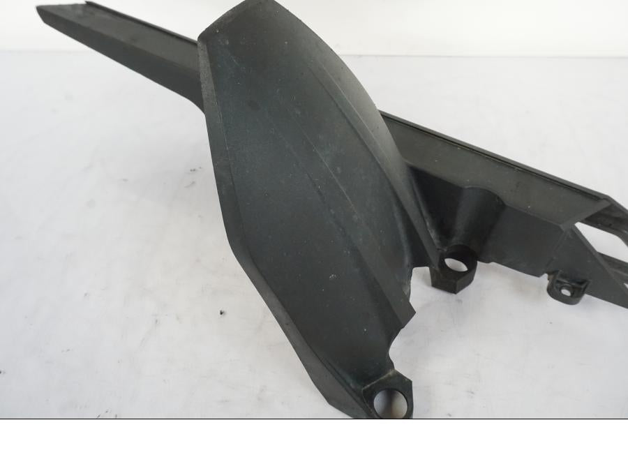 Vänster sida på Svingskärm från en KTM 125 Duke -2017 motorcykel.