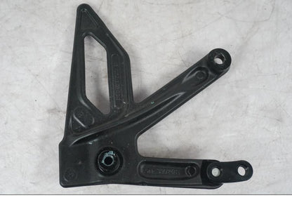 Snett uppifrån på Fotpinnefäste från en KTM 1290 Super Duke R -2022 motorcykel.