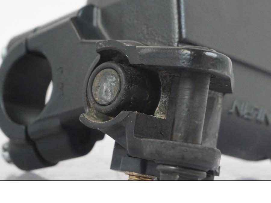 Snett nerifrån på Bromshuvudcylinder från en Suzuki GSX 1300 RX -1999 motorcykel.