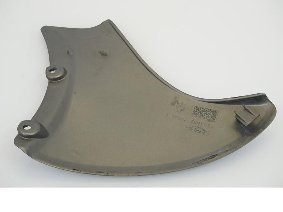 Snett nerifrån på Bensintankskåpa från en Triumph Tiger -2002 motorcykel.