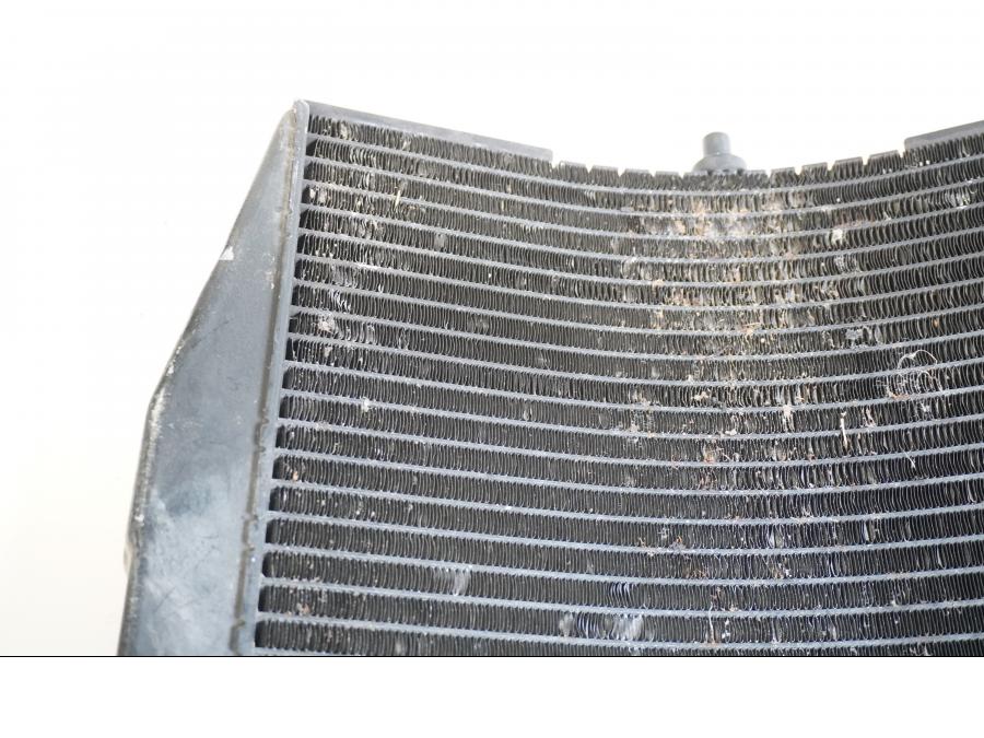 Snett uppifrån på Vattenkyl från en Suzuki RF 600 R -1996 motorcykel.