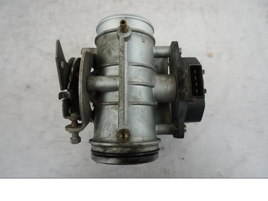 Snett uppifrån på Spjällhus från en BMW R 850 R -2004 motorcykel.