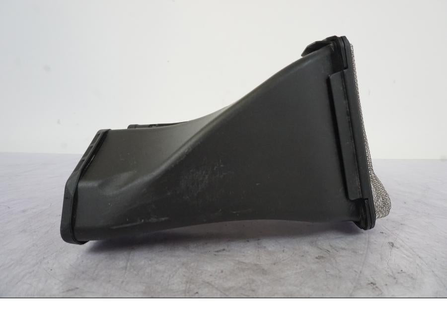 Baksidan på Luftrör från en KTM 1290 Super Duke R -2023 motorcykel.