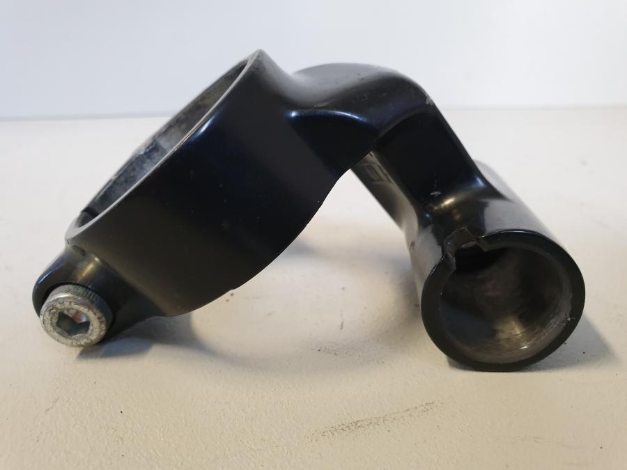 Vänster sida på Styre från en Kawasaki ZX-9R -2003 motorcykel.