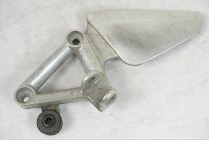 Framsidan på Fotpinnefäste från en Honda CBR 1100 XX -1999 motorcykel.