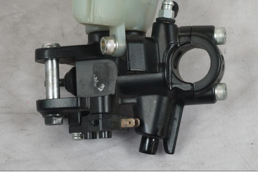 Höger sida på Bromshuvudcylinder från en Kawasaki GTR 1400 -2008 motorcykel.