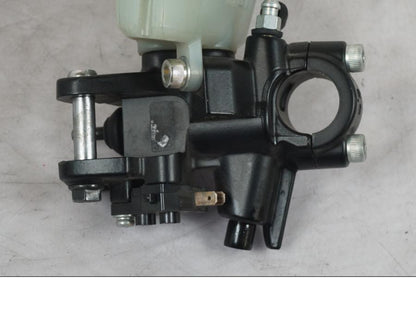 Höger sida på Bromshuvudcylinder från en Kawasaki GTR 1400 -2008 motorcykel.