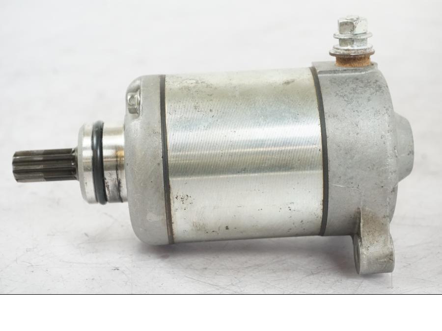 Vänster sida på Startmotor från en Kawasaki ZZ-R 1400 -2009 motorcykel.