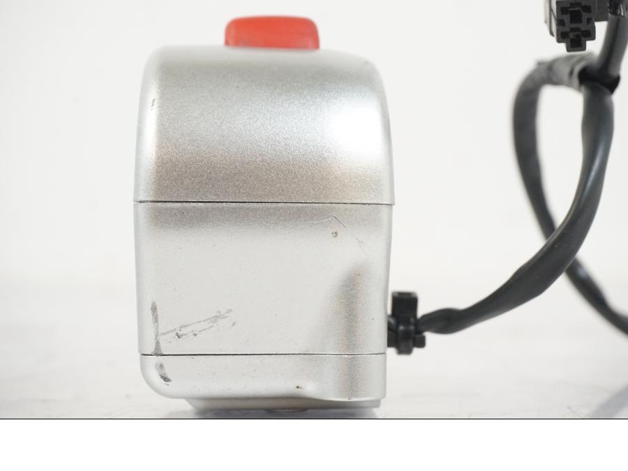 Extrabild4 på Styrelreglage från en Suzuki VZR 1800 -2009 motorcykel.