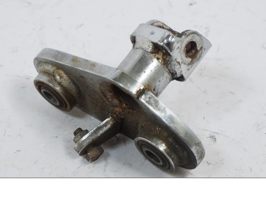 Baksidan på Fotpinnefäste inre från en Honda VT 600 C -1995 motorcykel.