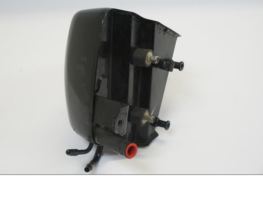 Höger sida på Oljetank från en H-D Sportster 1200 XL1200C -1999 motorcykel.