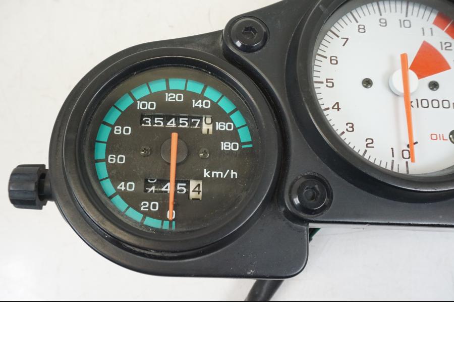 Baksidan på Instrumentpanel från en Honda NSR 125 -1991 motorcykel.