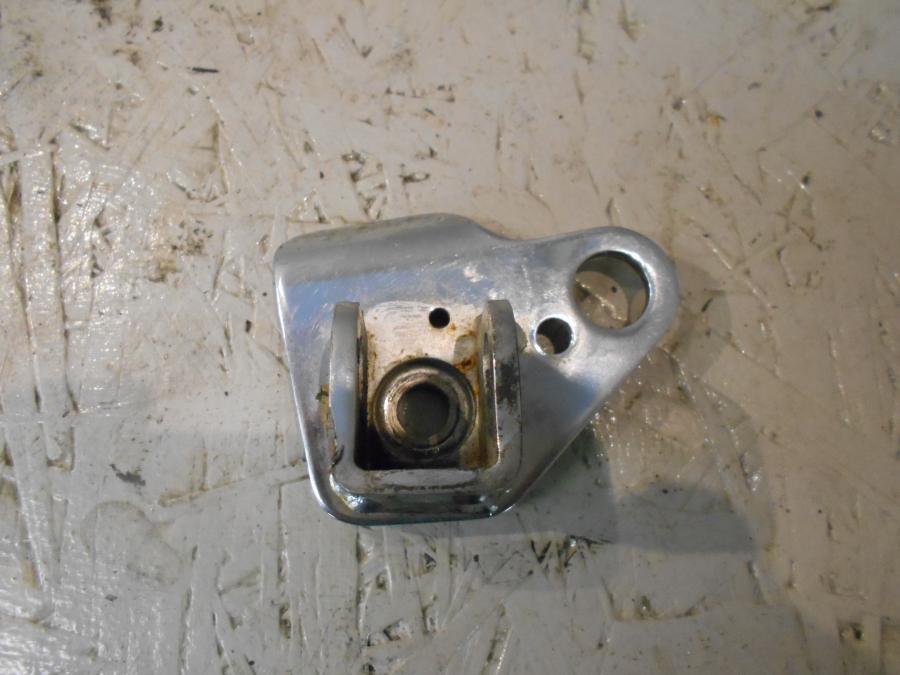 Framsidan på Fotpinnefäste från en Triumph Speedmaster -2010 motorcykel.