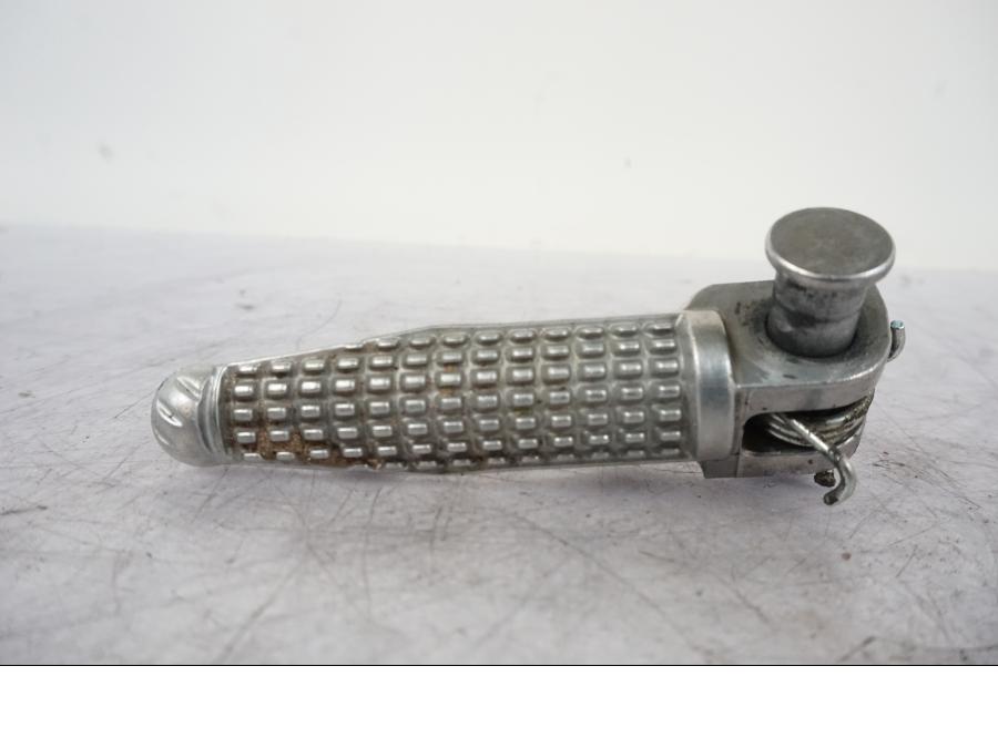 Vänster sida på Fotpinne från en Kawasaki Z 800 -2014 motorcykel.