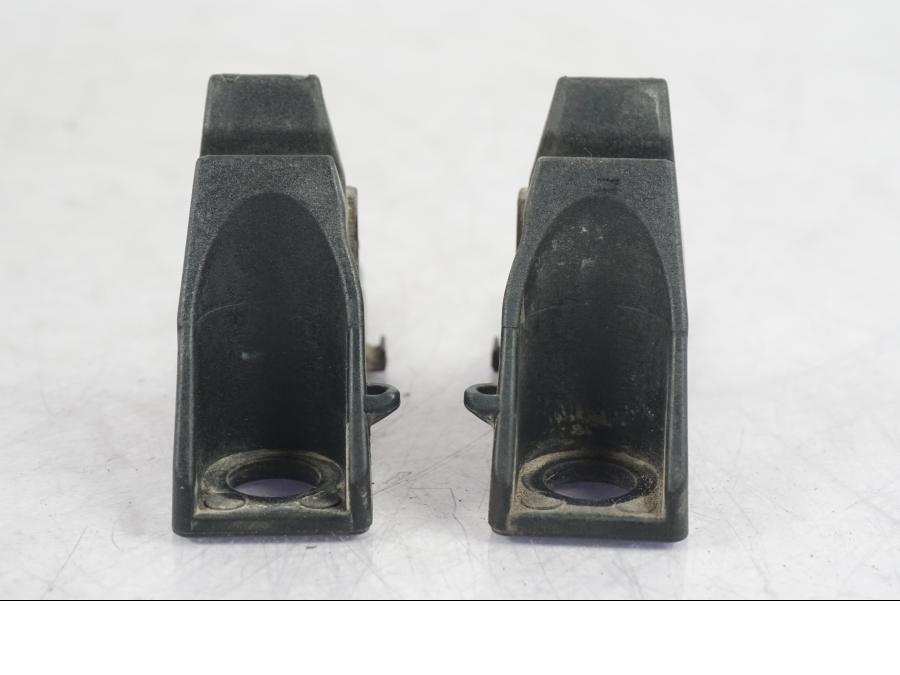 Snett nerifrån på Sadellåsmekanism från en BMW R 1200 GS -2005 motorcykel.