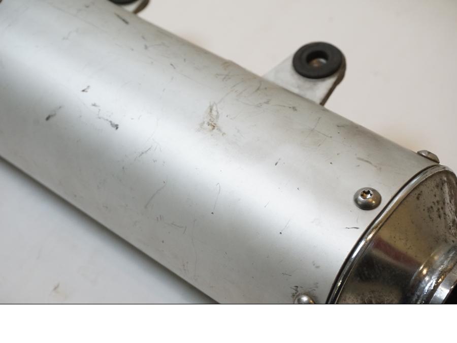 Höger sida på Ljuddämpare från en KTM 625 SMC -2005 motorcykel.