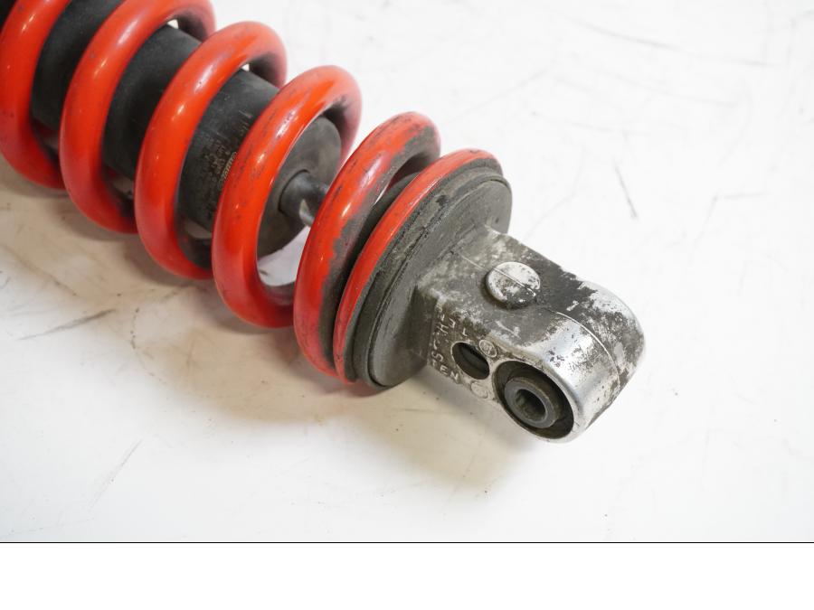 Vänster sida på Stötdämpare från en Triumph Sprint ST -2005 motorcykel.