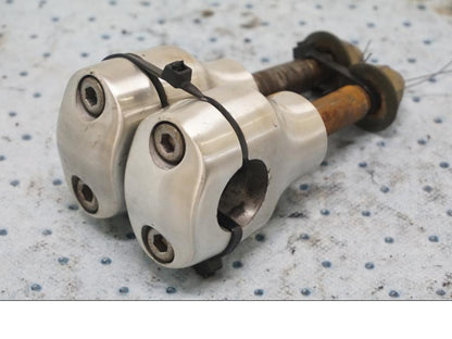 Baksidan på Styrfäste från en Yamaha XV 1600 -1999 motorcykel.