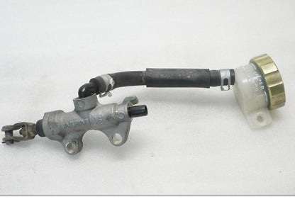 Baksidan på Bromshuvudcylinder från en Kawasaki ZX-9R -1998 motorcykel.