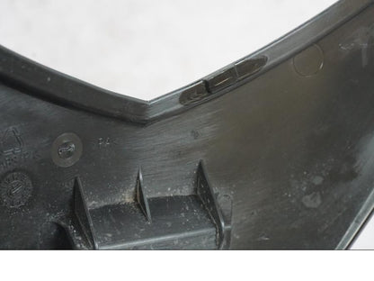 Snett nerifrån på Bakvinge från en KTM 690 Duke -2015 motorcykel.